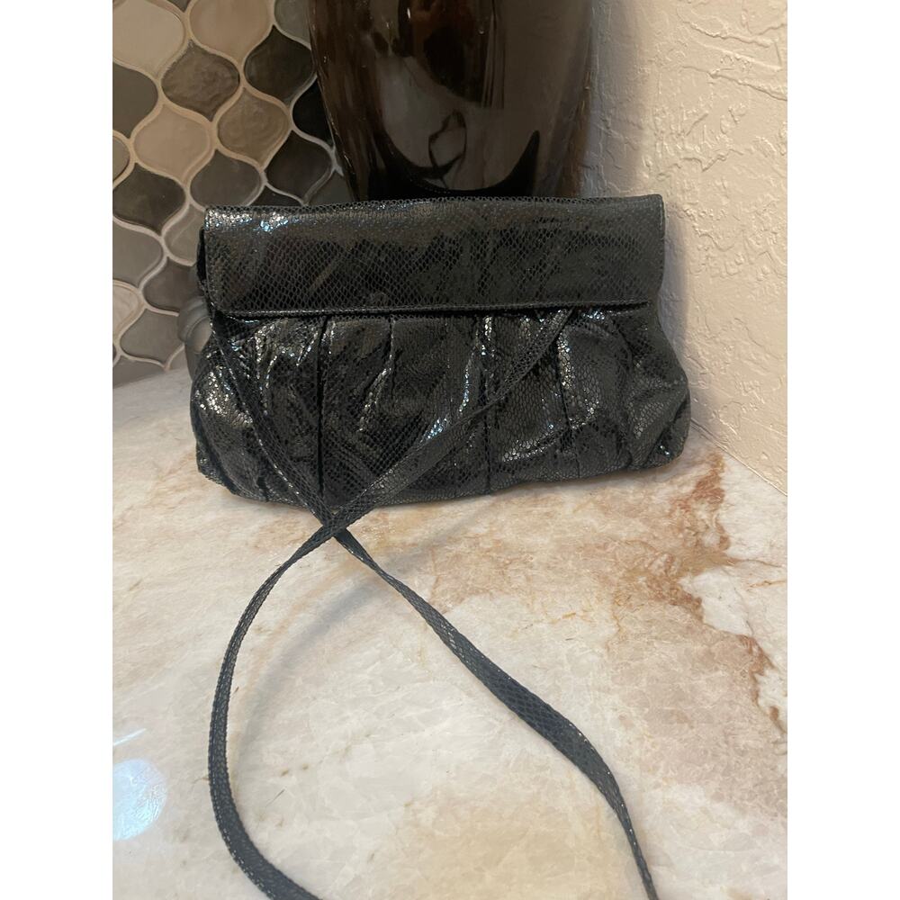 Van Eli womens black leather snakeskin shimmer print purse/ clutch